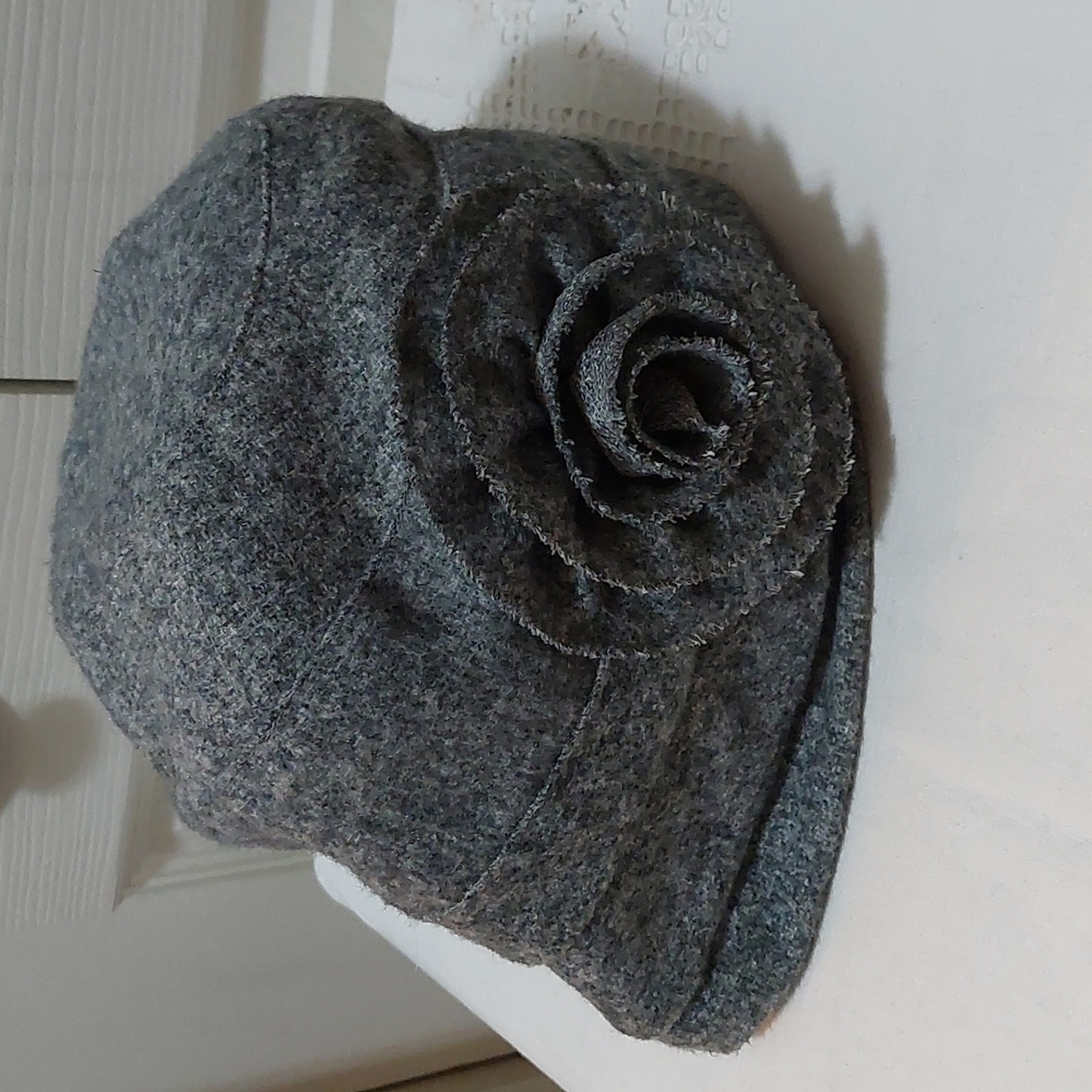 Ladies hat with flower accent